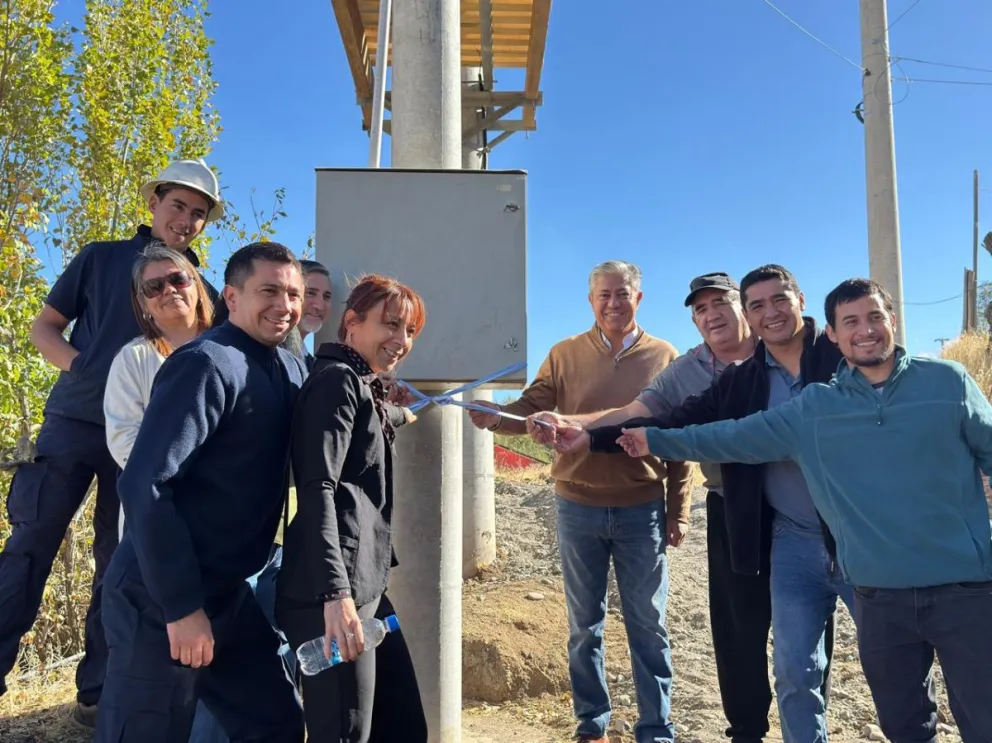 Figueroa inauguró el suministro de energía en un barrio de Andacollo y recorrió otras obras