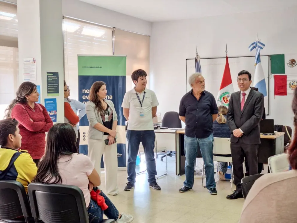 El Subsecretario de Justicia y Derechos Humanos, Ricardo Riva, al Cónsul General Adjunto, Gian Pierre Campos Maza y equipo.