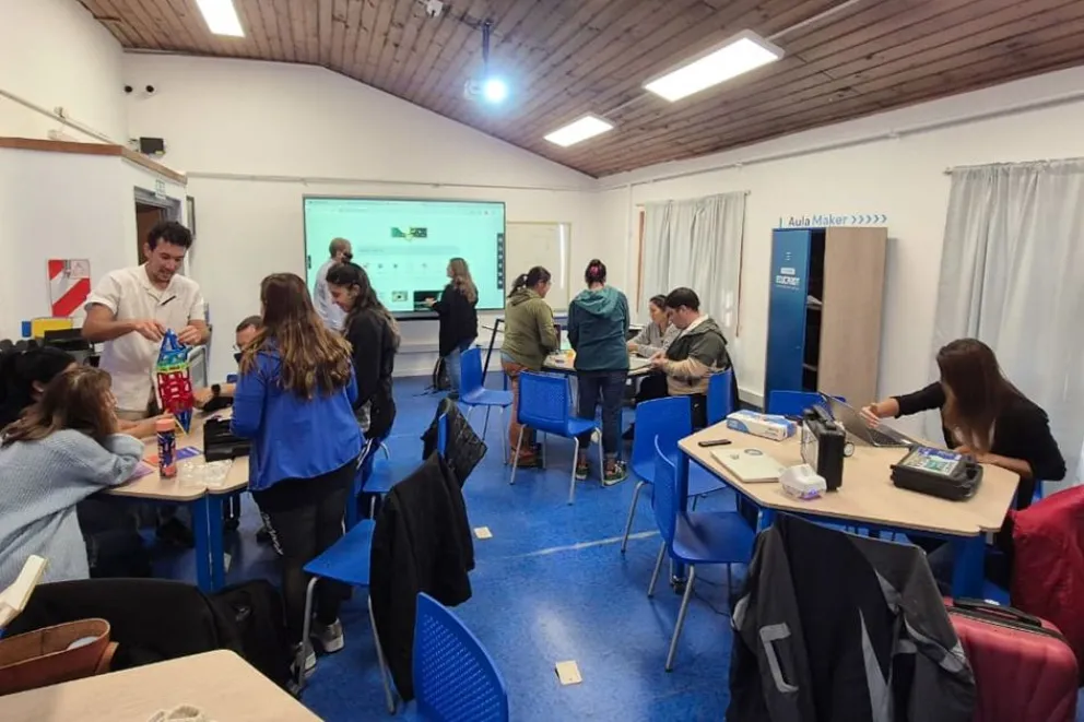 Capacitan en tecnolog&iacute;a educativa a equipos docentes y t&eacute;cnicos de Villa Traful.