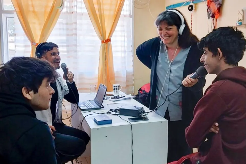 “Las voces de la 16” cobra vida en la FM 90.5 de radio Departamento Minas.