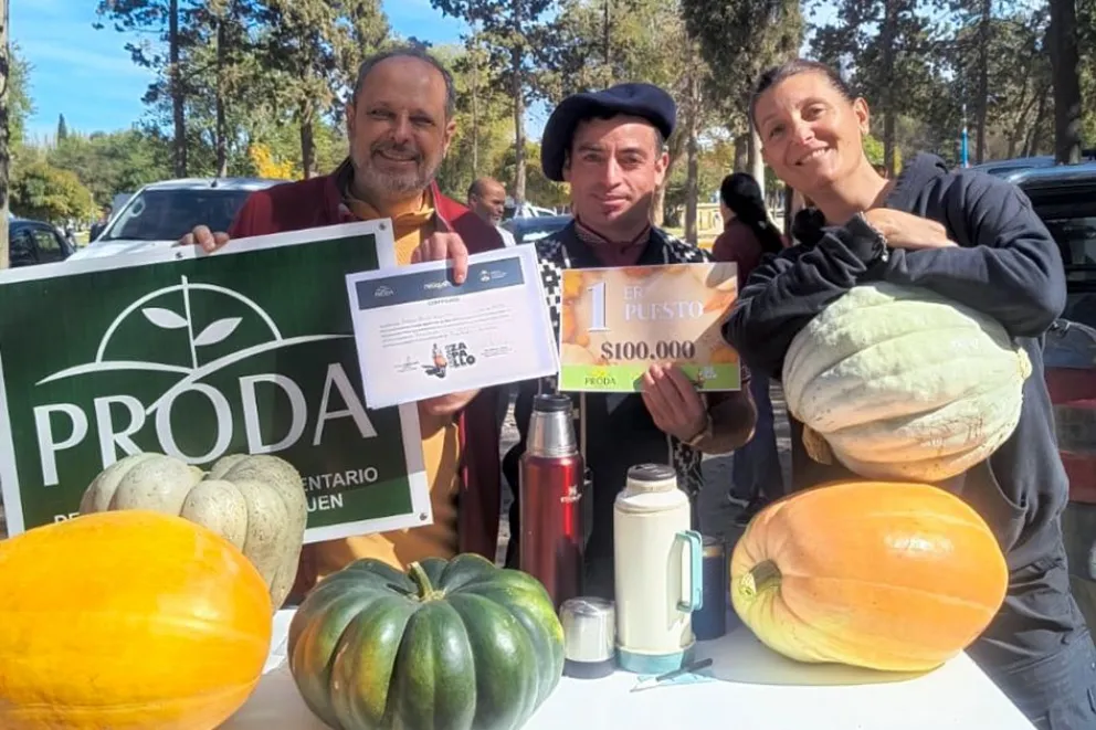 Productores, durante la presentación de los zapallos en Picún Leufú.
