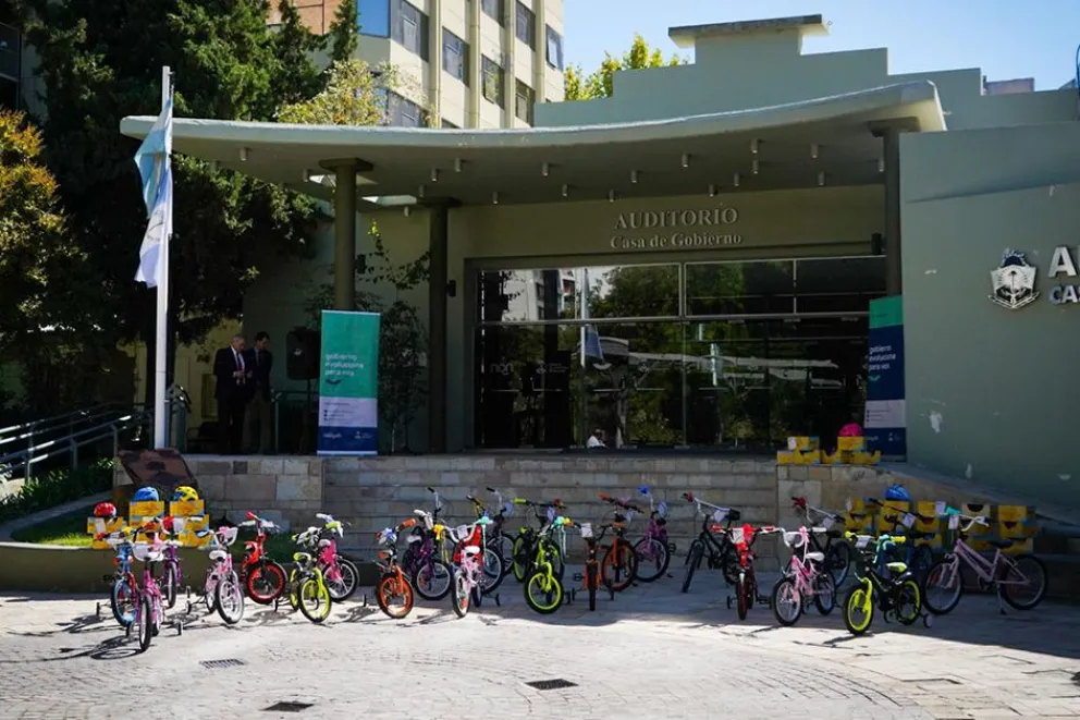 Entregan bicicletas a niñas y niños de hogares