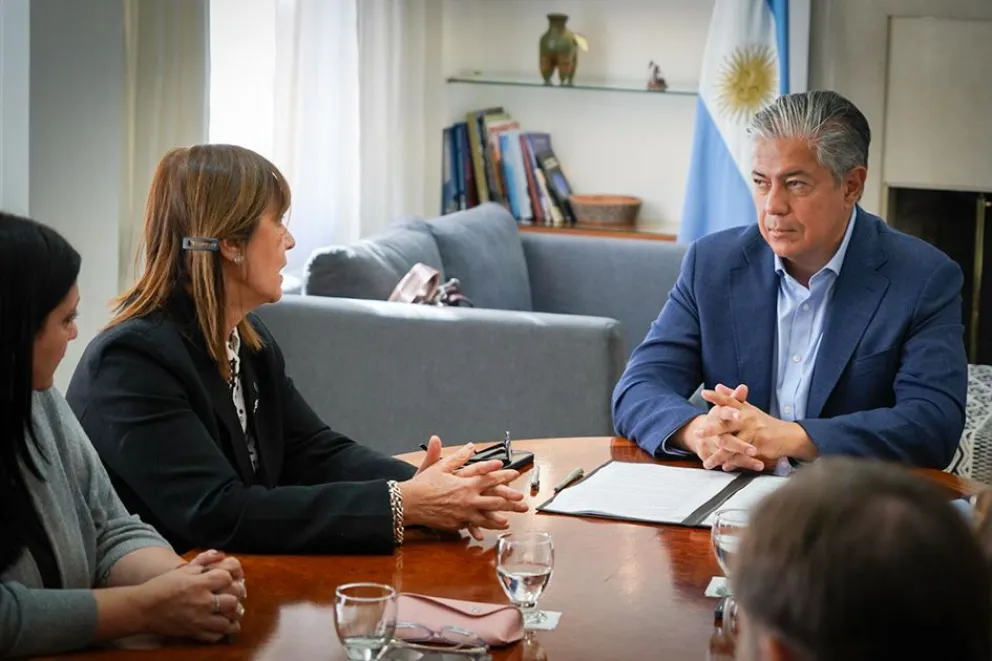 La rectora de la UNCo y el gobernador Rolando Figueroa firmaron el convenio.
