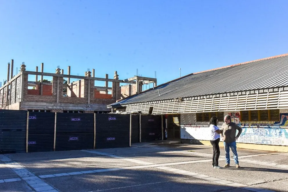 Se retomaron las clases en el edificio reacondicionado y mejorado, mientras continúa la ampliación del establecimiento en el mismo predio.