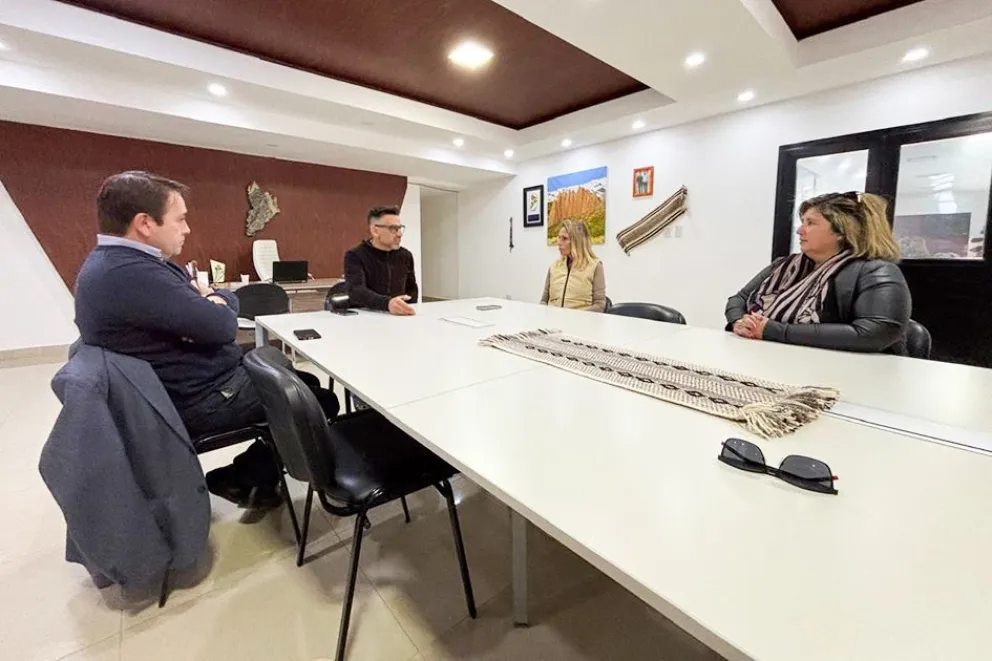 Autoridades locales, funcionarios provinciales y de la UNCo, durante la reunión.