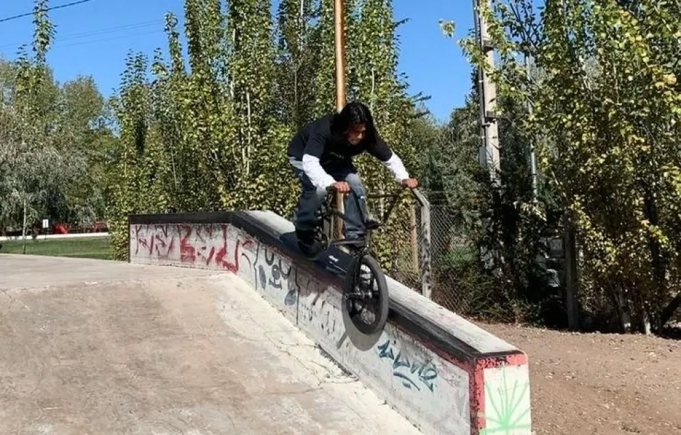 Esta modalidad de BMX Freestyle toma por escenario los obstáculos naturales de las calles. 