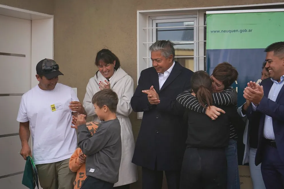 El gobernador entregó viviendas en San Patricio del Chañar