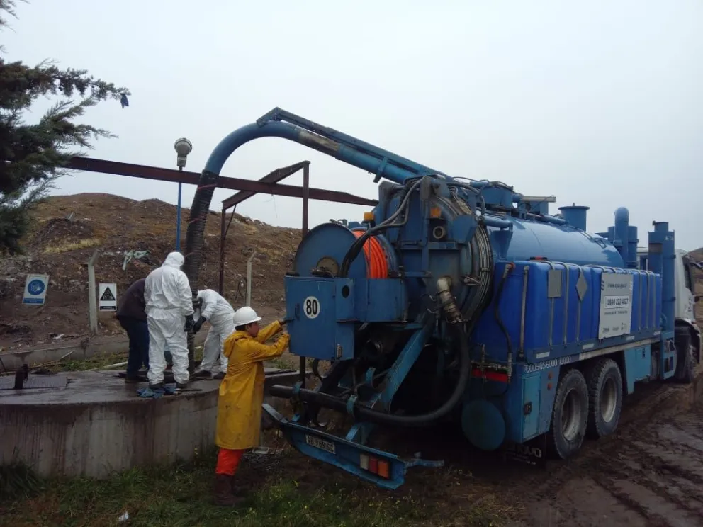 El camión vactor asistió a la Municipalidad de Piedra del Águila.