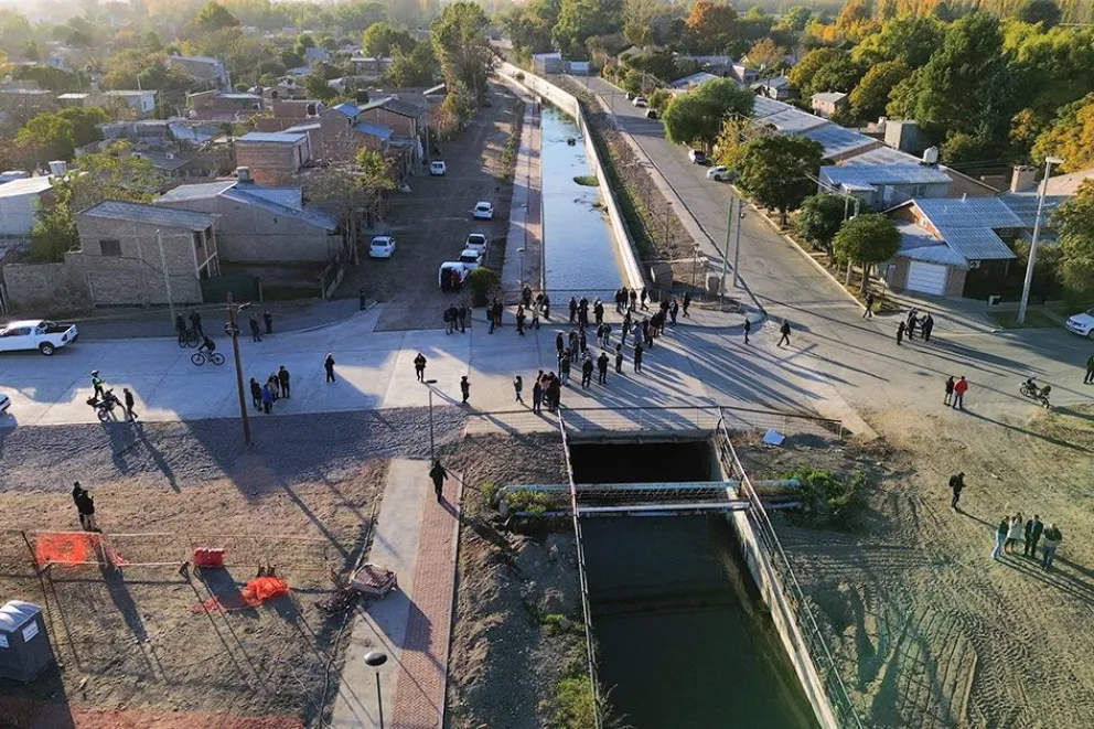 El puente sobre el arroyo fue construido por la Provincia.