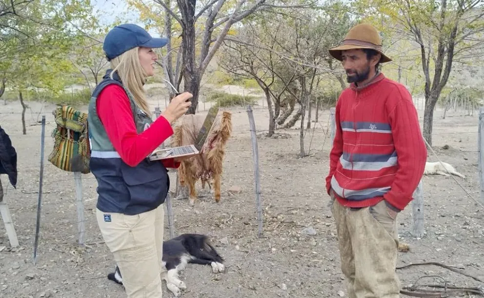 La doctora Ortiz Luna con un poblador neuquino en el campo.