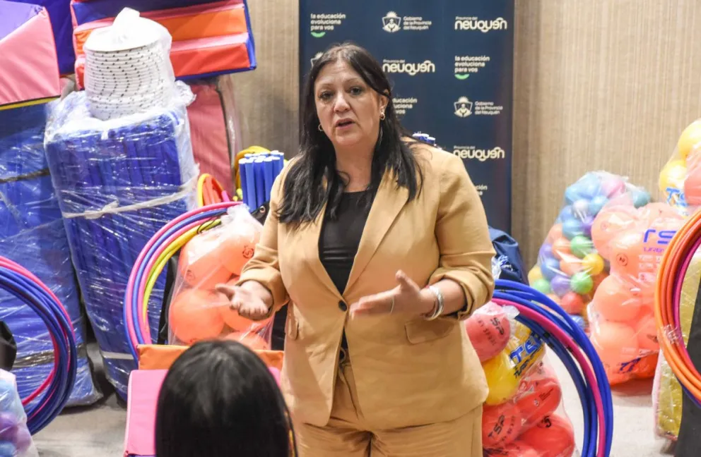 Entrega histórica de material de educación física a escuelas de toda la provincia