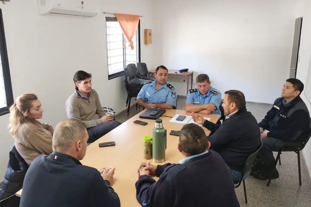 Daniel Conti se reunió con autoridades policiales para analizar la aplicación de los protocolos de seguridad existentes.
