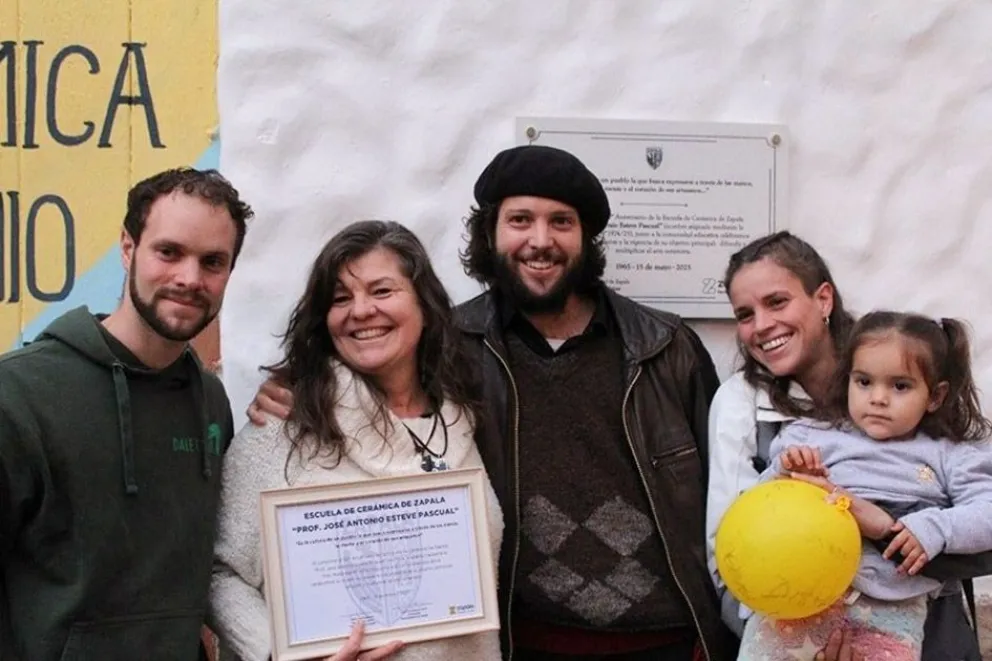 Hija, nietos y bisnieta de José Esteve participaron del acto.