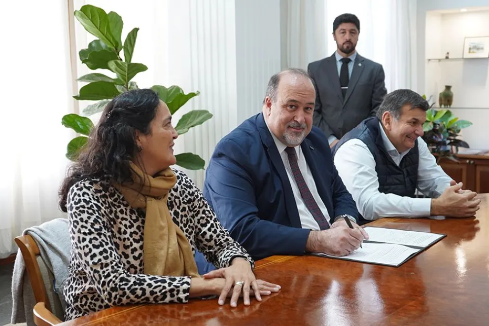 Gabriel Bosco, firmó la incorporación del BPN como aliado doble platino al programa de becas.