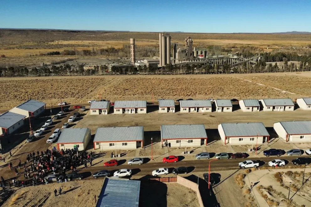 La Provincia entregó 44 viviendas en Zapala 