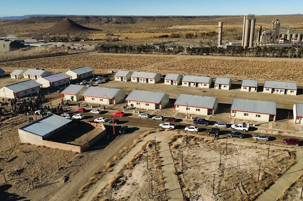 La Provincia entregó 44 viviendas en Zapala 