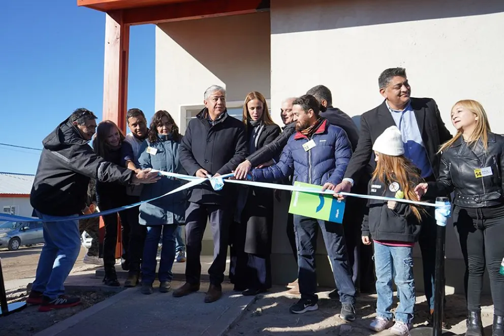 La Provincia entregó 44 viviendas en Zapala 