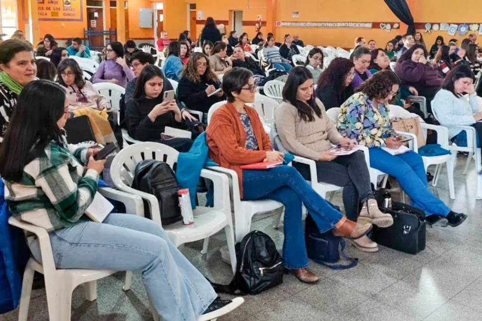 Masiva participación docente en capacitación sobre consumos problemáticos