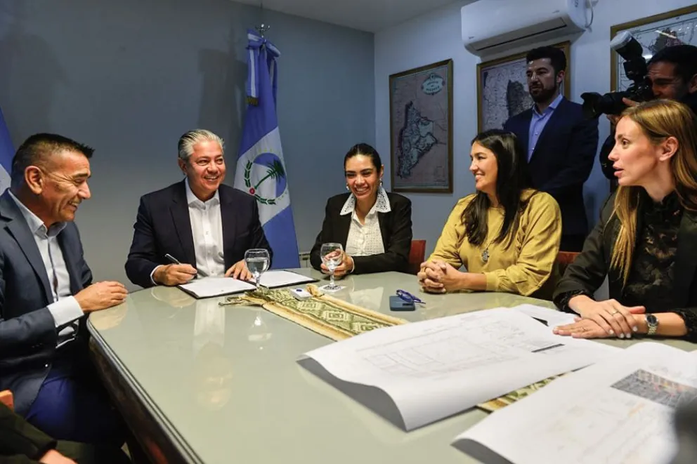 El gobernador Figueroa y el intendente Rioseco, con funcionarios.