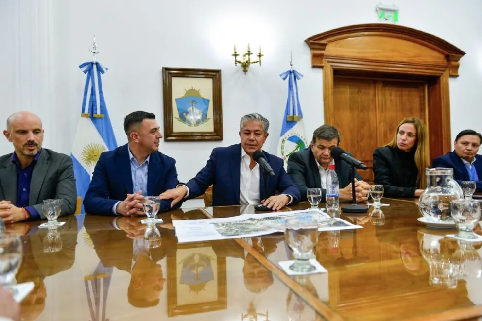 El gobernador Figueroa junto al intendente Albarracín y funcionarios durante el acto.