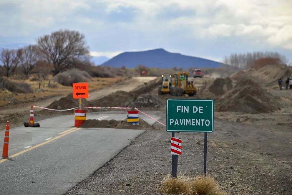 Vialidad provincial ya trabaja para pavimentar la ruta entre Loncopué y El Huecú