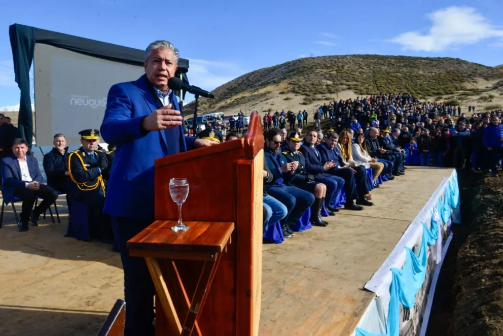 Con la bandera dibujada en el cielo juraron los cadetes de la Policía del Neuquén