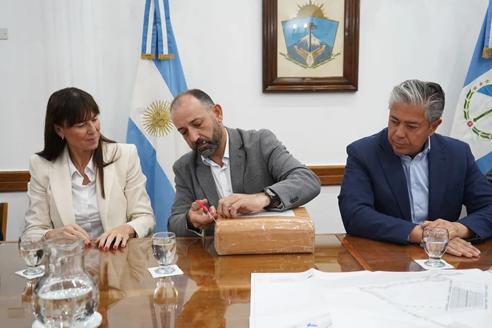 La ministra Corroza, el intendente De Gregorio y el gobernador Figueroa en el acto de apertura.