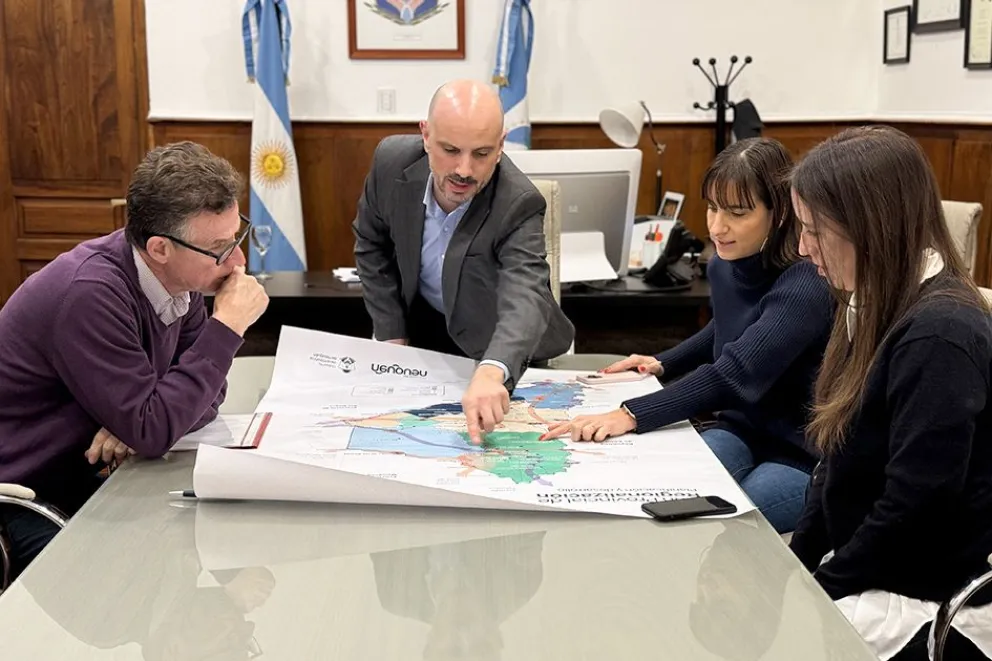 El Jefe de Gabinete, junto el Cónsul General de Chile, Jorge Beals Pott.