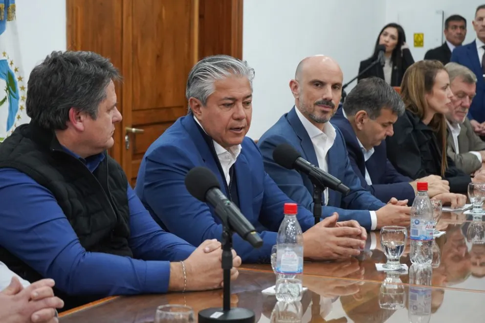 El gobernador encabezó el acto de apertura de sobres en Casa de Gobierno.