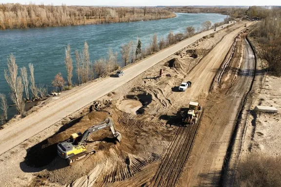 Comenzó la obra de pavimentación en la calle que une tres ciudades y ...