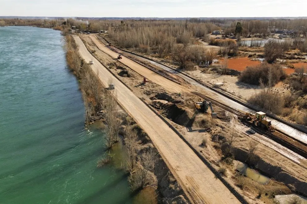 Comenzó la obra de pavimentación en la calle que une tres ciudades y dos provincias