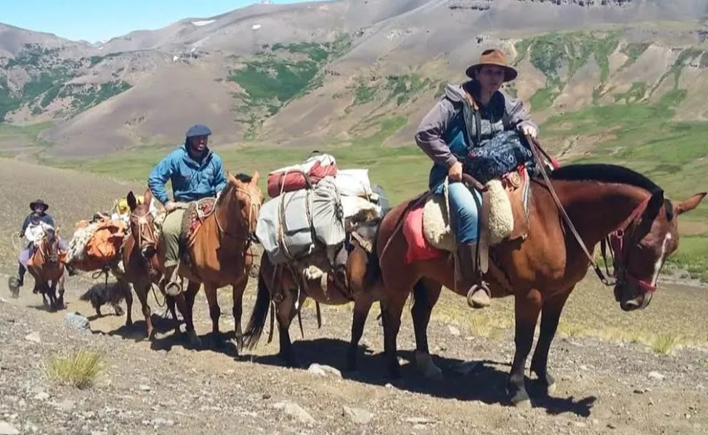 Cabalgatas al pie del cerro Bonete en la cordillera neuquina