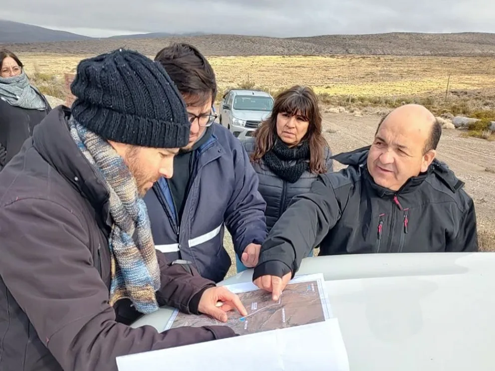 El intendente Pedro Cuyul, durante la recorrida por el sitio de obra.