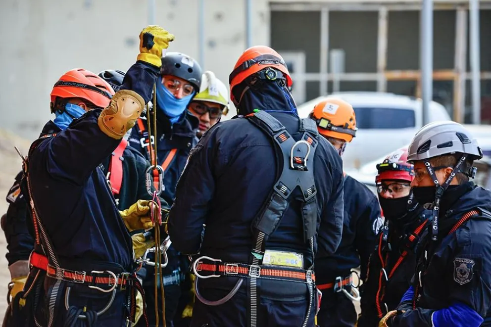 Comenzó la capacitación policial en seguridad para trabajos en altura