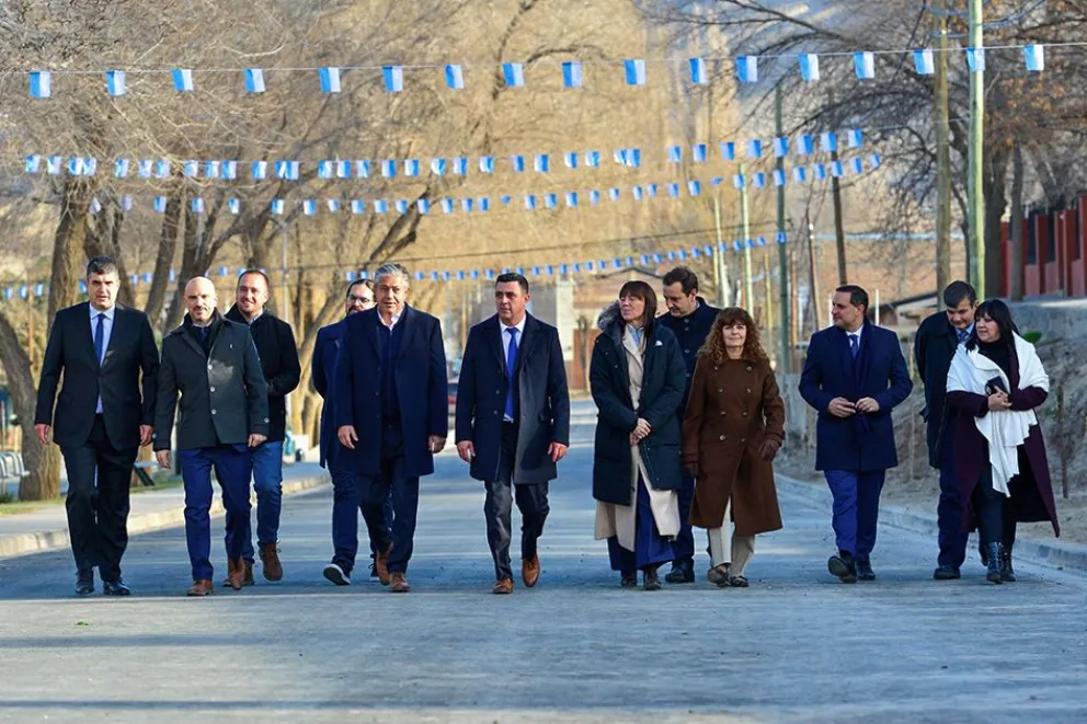 El gobernador recorrió obras en marcha e inauguró consultorios médicos