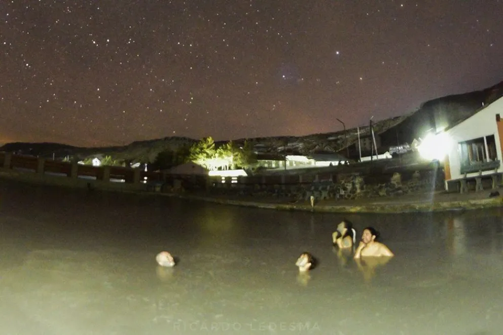 Visitantes realizan una inmersión nocturna en la Laguna del Chancho.