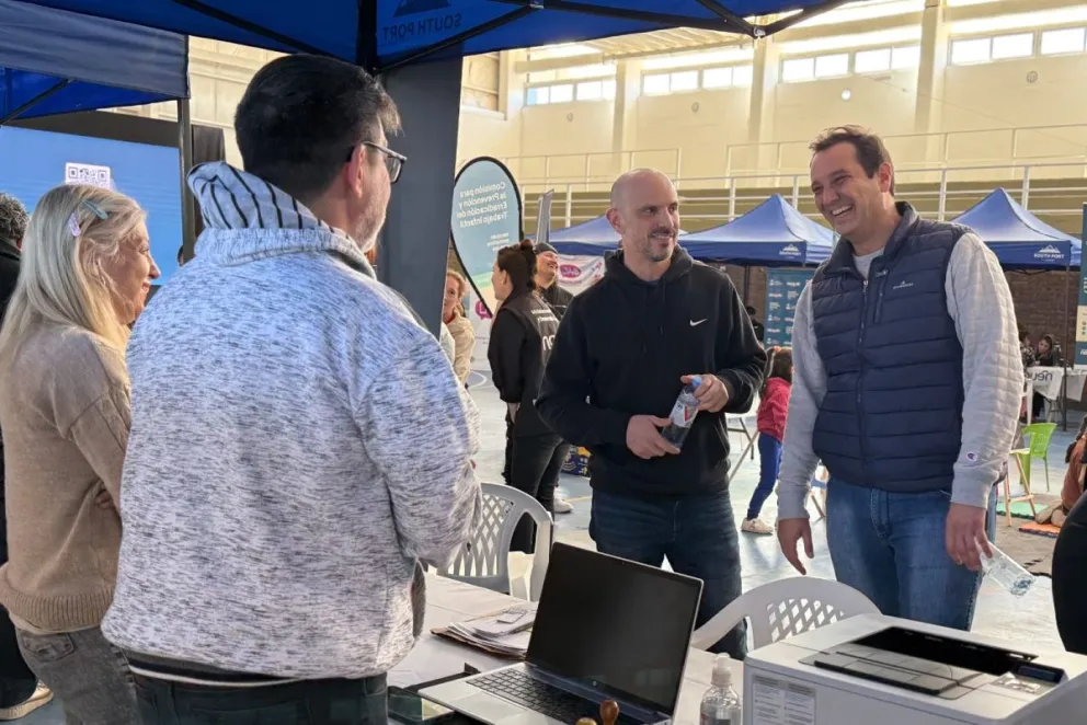 Los ministros de Gabinete y de Trabajo, durante la jornada en Parque Industrial.