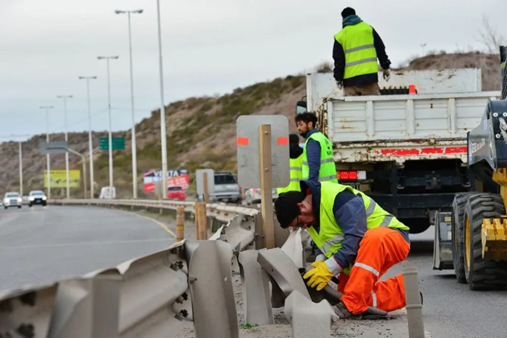 Personal de Obras y Servicios de Vialidad Neuquén, colocando la cartelería de obra.