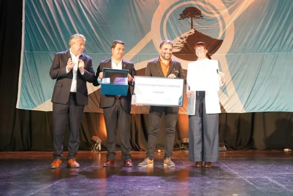 El ganador del concurso, junto al gobernador, el intendente y la ministra Julieta Corroza.