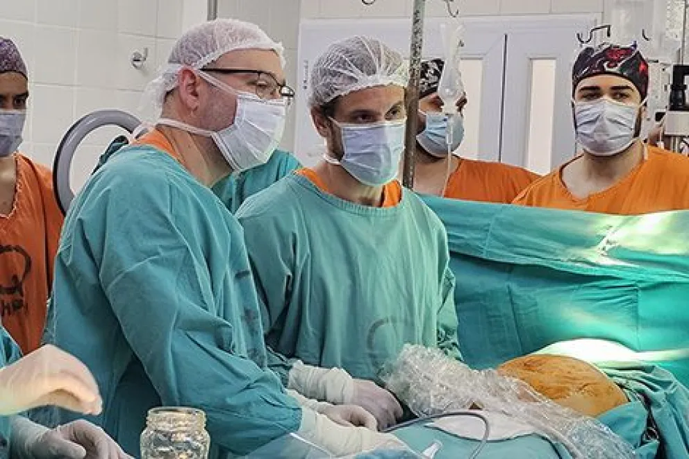 El Sistema de Salud neuquino salvó a gemelos de alto riesgo con una cirugía fetal