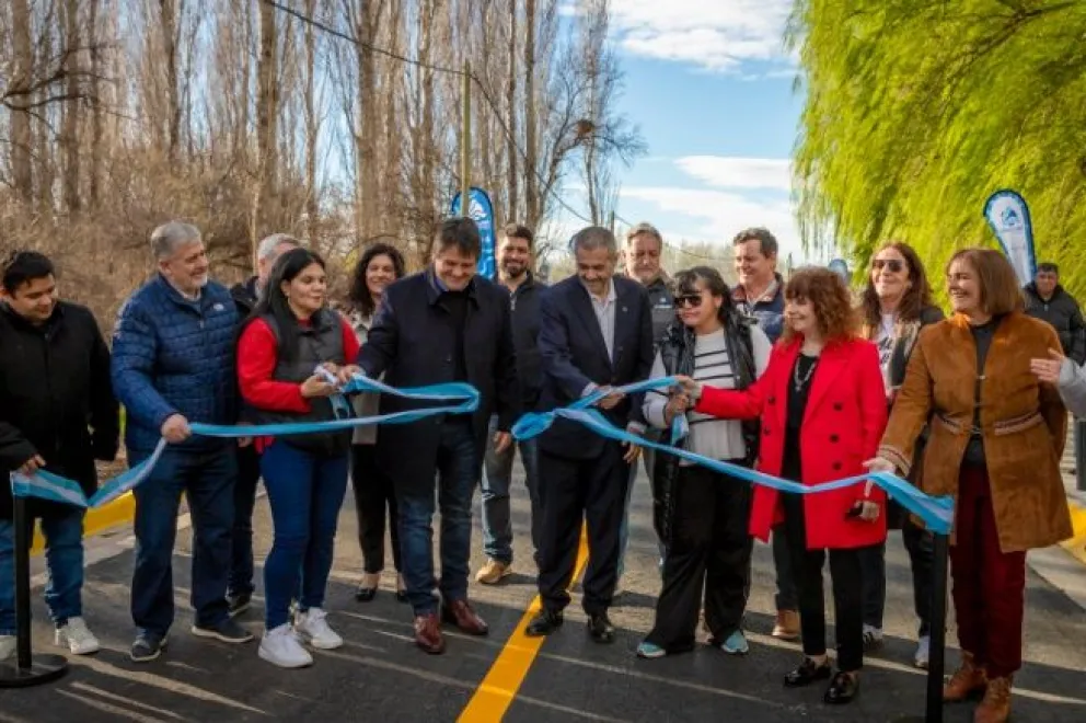 El intendente Gaido y el ministro Fernández Capiet, al cortar las cintas.