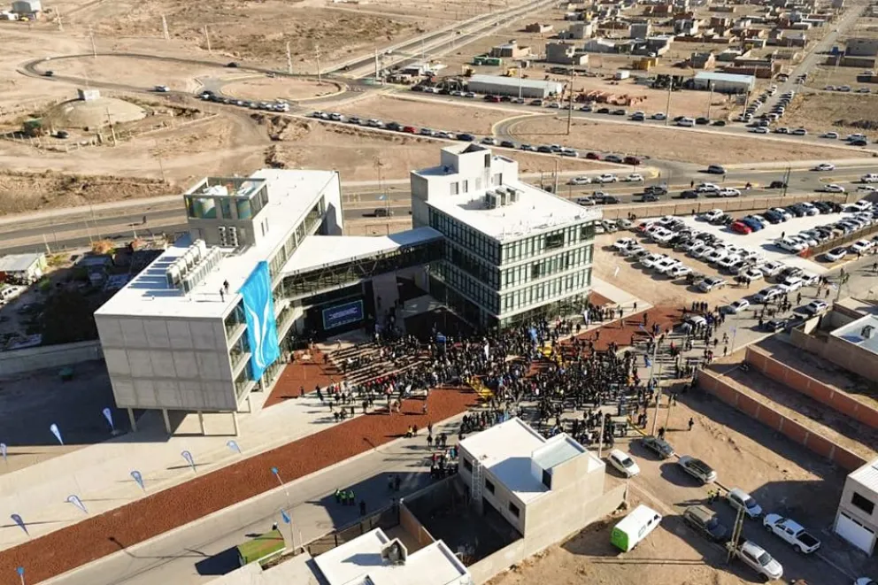 Se inauguró la segunda nave del Polo Científico que alojará al Instituto Vaca Muerta: “El empleo primero para Neuquén”
