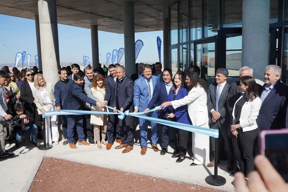 Se inauguró la segunda nave del Polo Científico que alojará al Instituto Vaca Muerta: “El empleo primero para Neuquén”