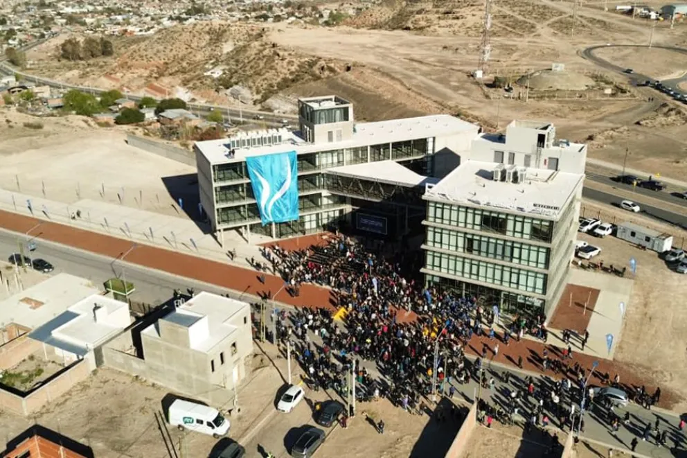Se inauguró la segunda nave del Polo Científico que alojará al Instituto Vaca Muerta: “El empleo primero para Neuquén”