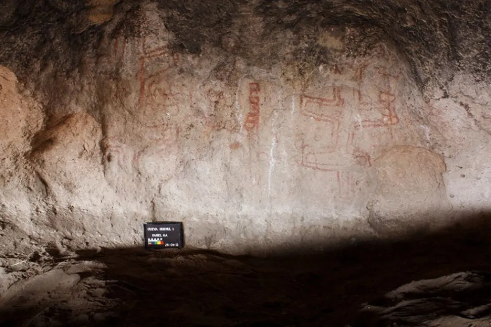 Pinturas rupestres en la Cueva Huenul.