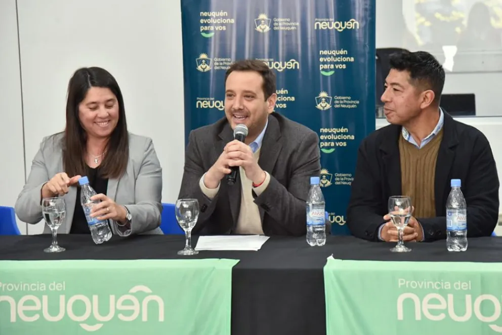 María Villone, Lucas Castelli y Oscar Sarhan en el lanzamiento del programa.