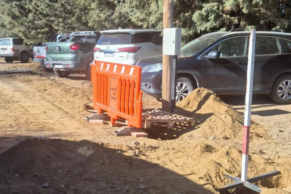Vehículos estacionados, en la zona de obra. 