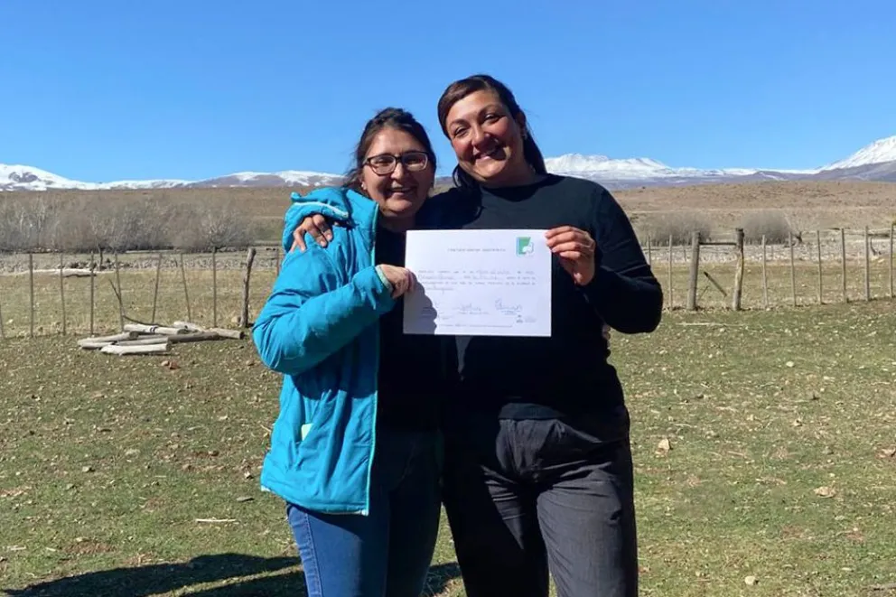 Sofia y Gloria con el certificado de la última capacitación sobre esquila y acondicionamiento de lana.