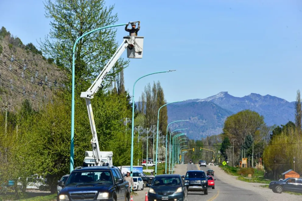 Reemplazan luminarias en varias localidades para un alumbrado más eficiente