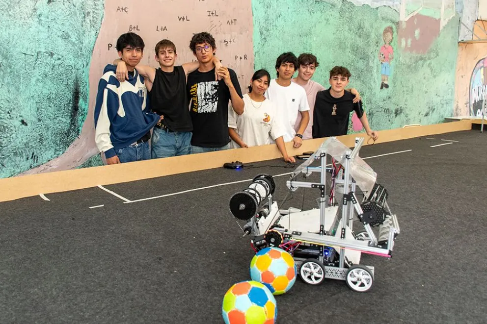 En el SUM de la escuela ponen a punto las habilidades técnicas del robot.